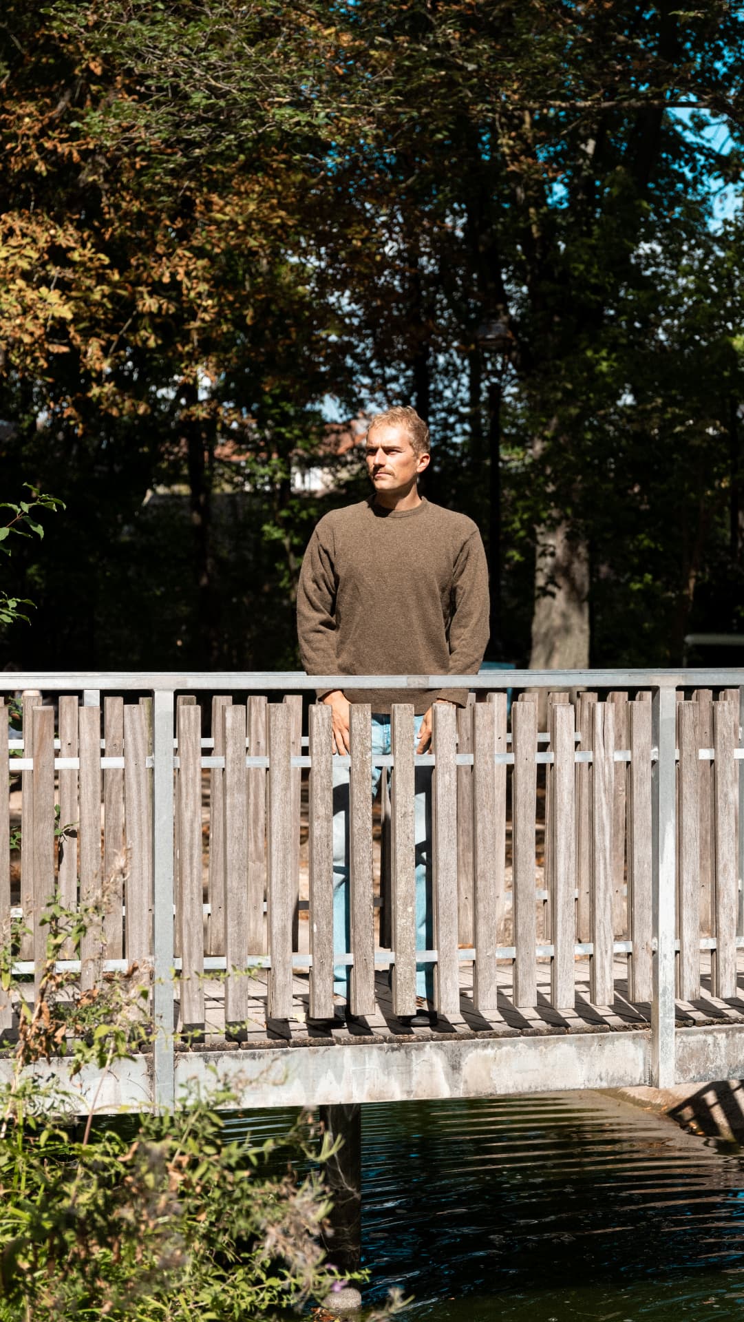 Hugo Faure sur un pont en bois
